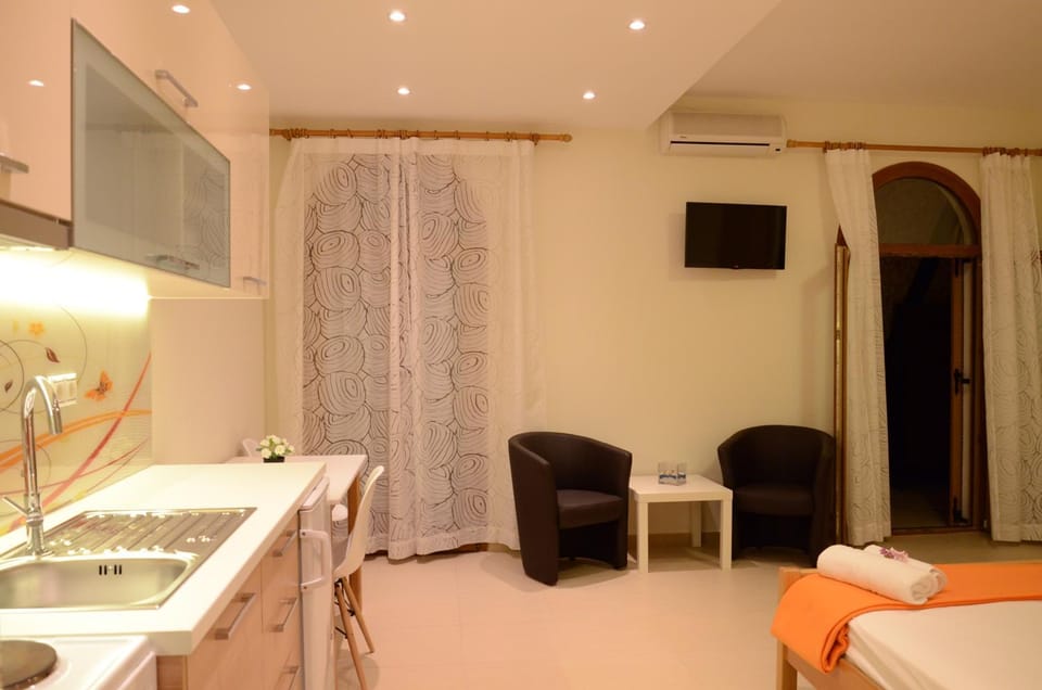 Spring, Night, Kitchen or kitchenette, Seating area, Bedroom, On site