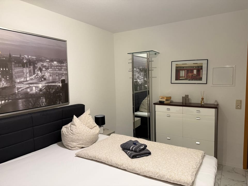 Ferienwohnung Happiness Schlafzimmer 2026 renoviert mit neuem Boxspringbett Apartment in Saarland, 66, Germany