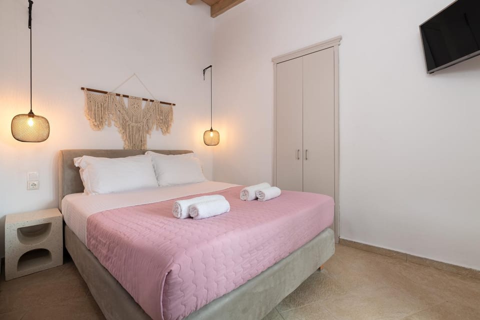 Bed, TV and multimedia, Photo of the whole room, Bedroom, towels