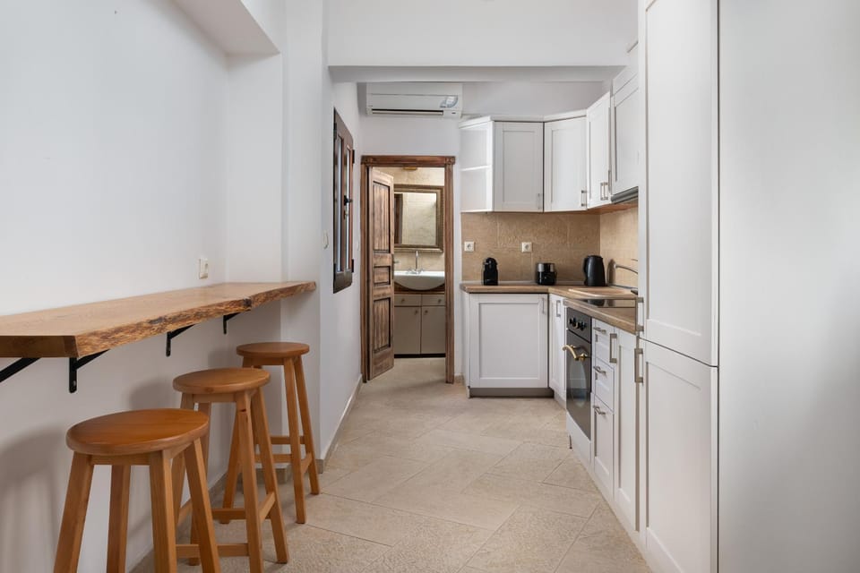 Kitchen or kitchenette, Dining area, oven, stove