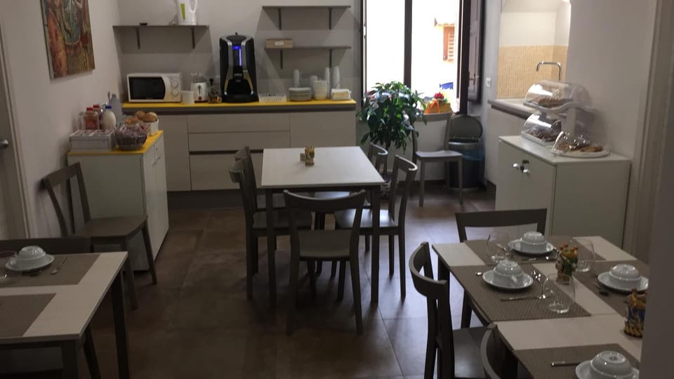 Communal lounge/ TV room, Food and drinks, Communal kitchen, Food, Buffet breakfast, Italian breakfast, Drinks