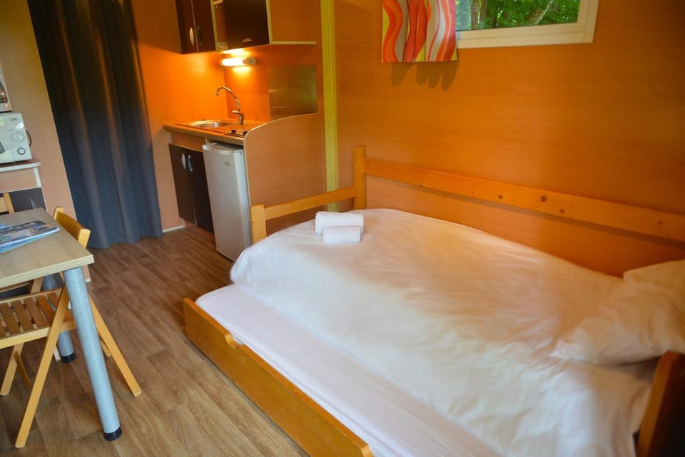 Bed, Kitchen or kitchenette, Seating area, Dining area