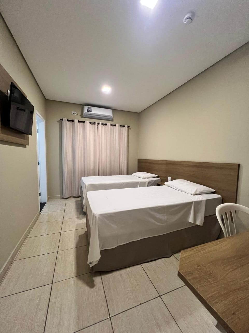 Bed, TV and multimedia, Photo of the whole room, Bedroom