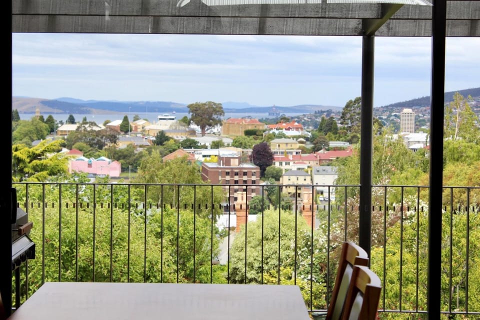 Omaroo House - panoramic water views House in Hobart