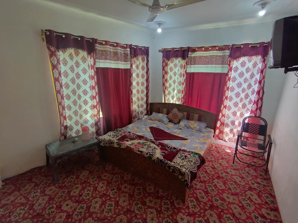Bed, TV and multimedia, Photo of the whole room, Bedroom, fireplace