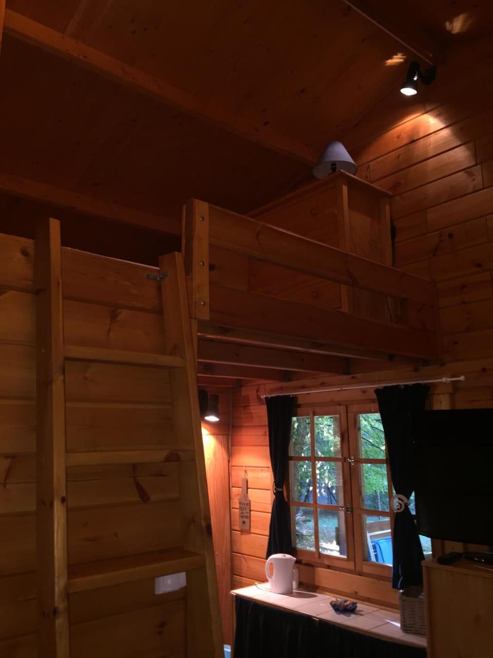 Bed, Kitchen or kitchenette
