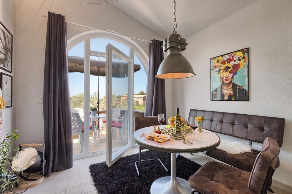 Living room, Seating area, Dining area, Inner courtyard view