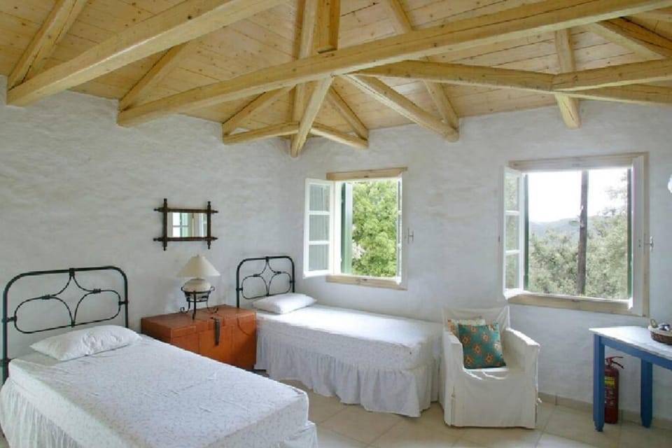 Bed, Photo of the whole room, Seating area, Bedroom