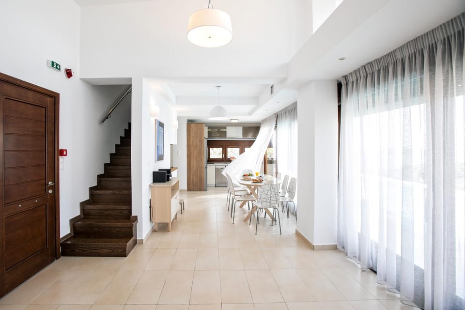 Kitchen or kitchenette, Living room, Seating area, Dining area