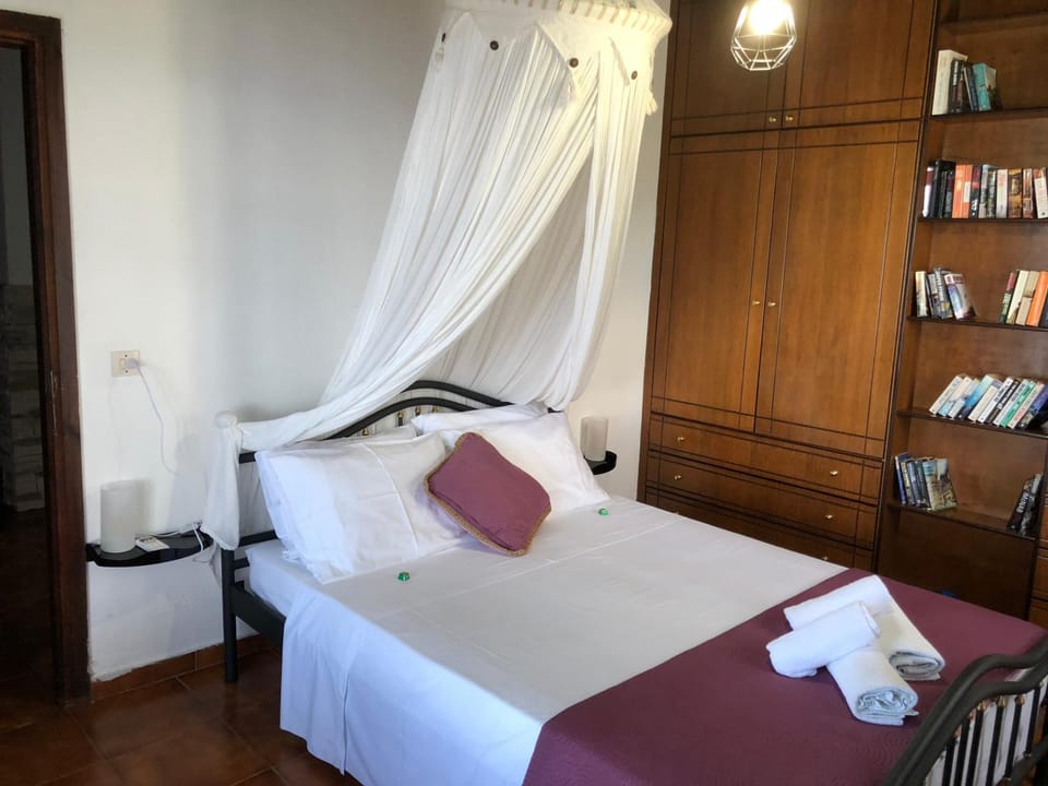 Photo of the whole room, Decorative detail, Bedroom, Mountain view, Sea view, Area and facilities