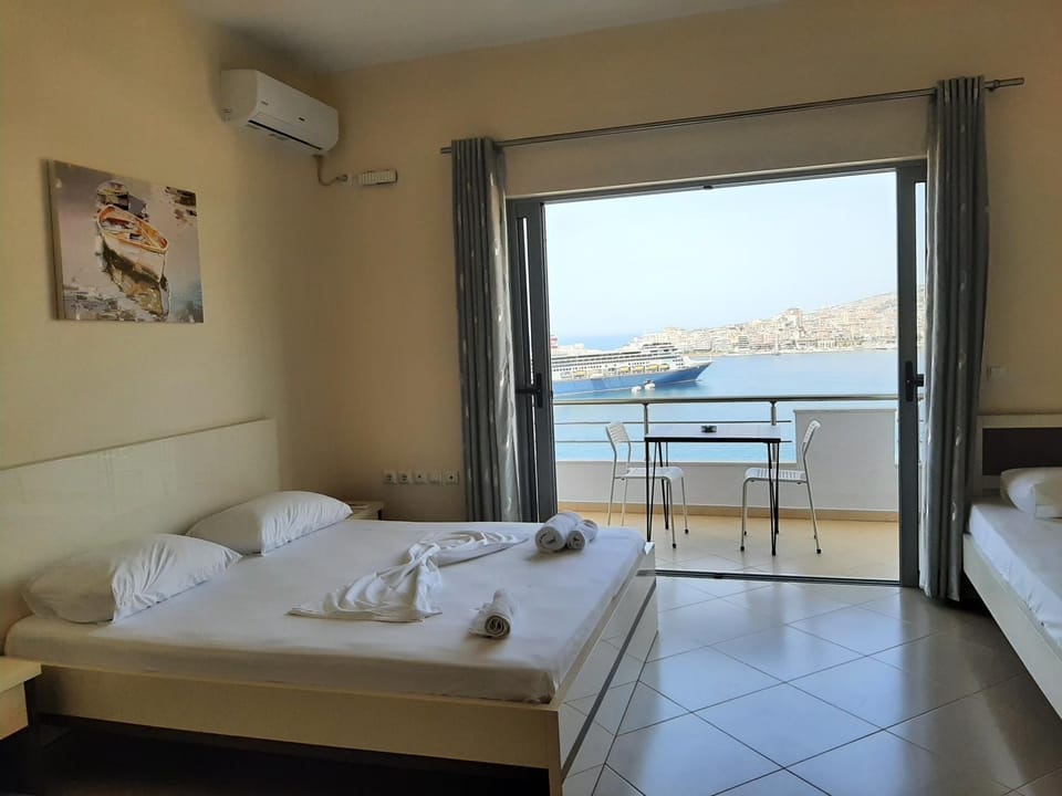 Photo of the whole room, Sea view