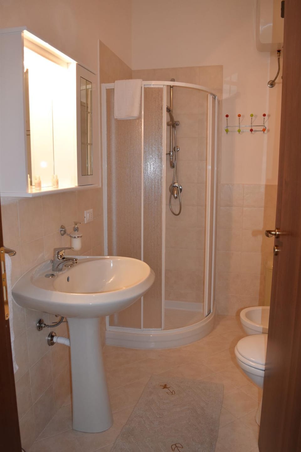 Shower, Toilet, Bathroom, bidet, towels