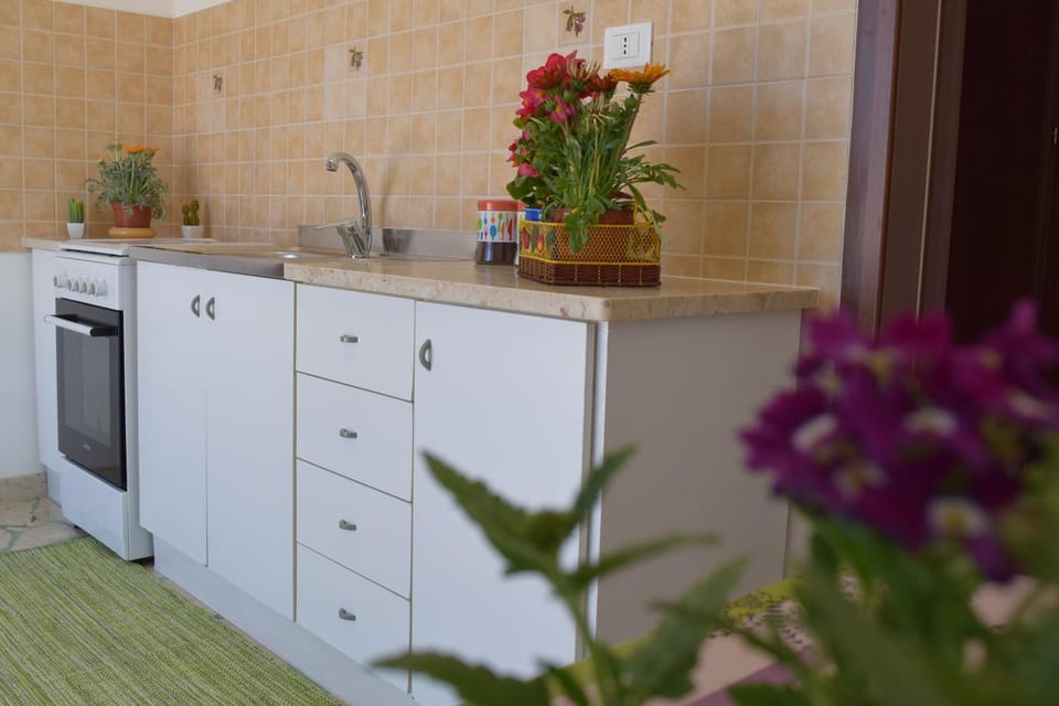 Communal kitchen, pet friendly, stove