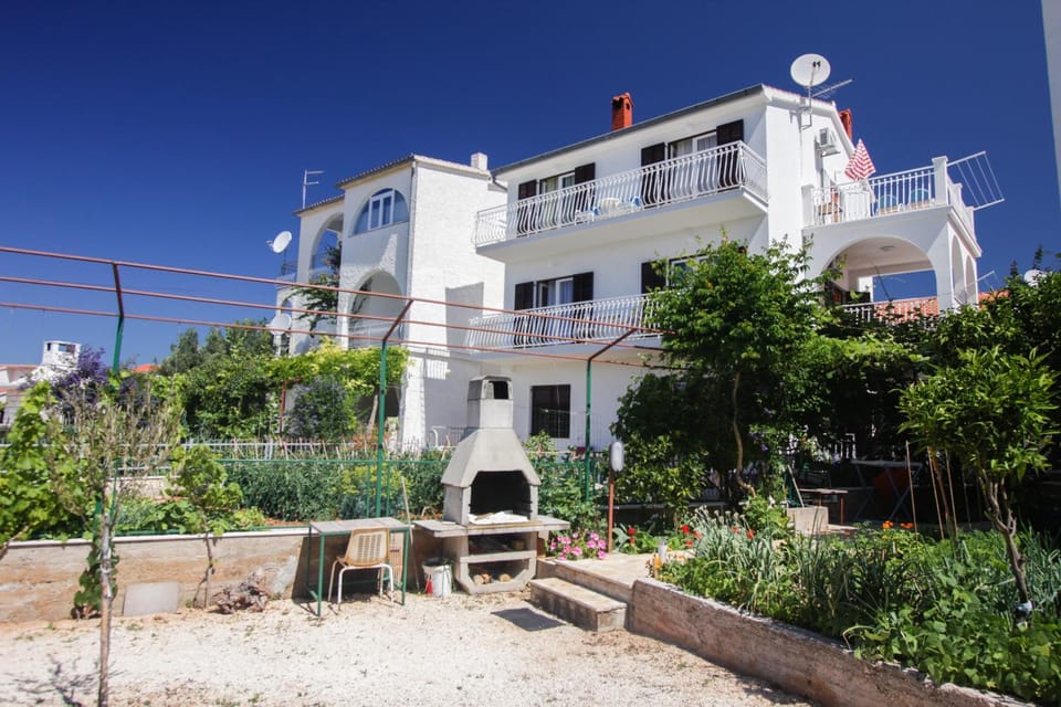 Property building, Facade/entrance, BBQ facilities, Garden