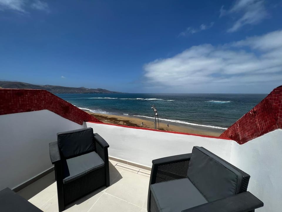 Seafront Canteras Terrace Lounge Apartment in Las Palmas de Gran Canaria