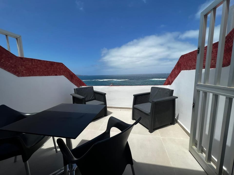 Seafront Canteras Terrace Lounge Apartment in Las Palmas de Gran Canaria