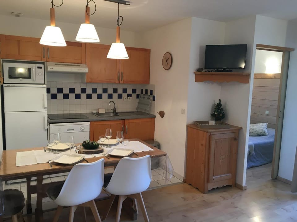 TV and multimedia, Kitchen or kitchenette, Dining area, minibar, stove