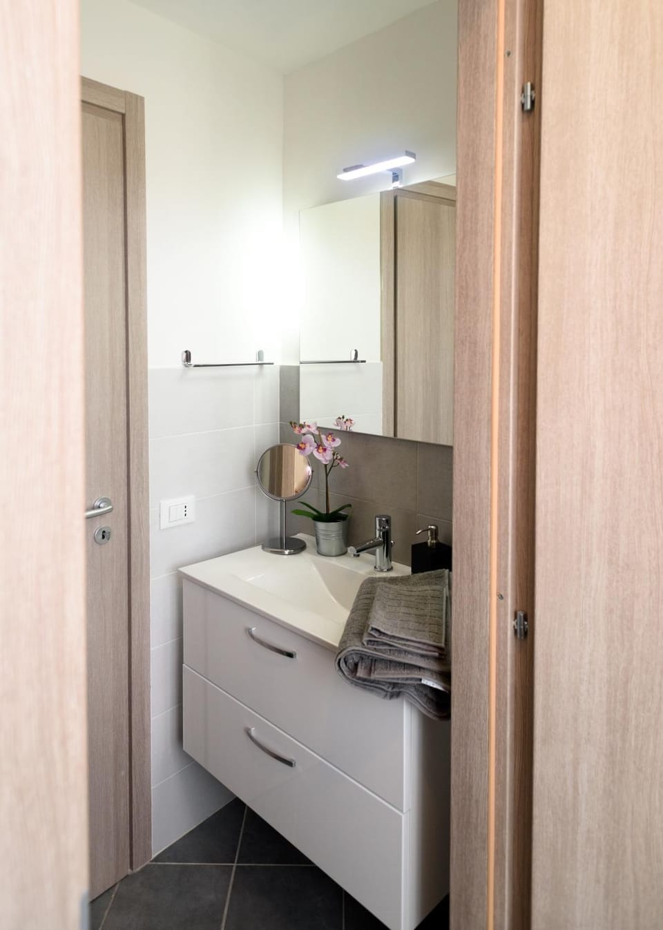 Toilet, Bathroom, Photo of the whole room, Decorative detail