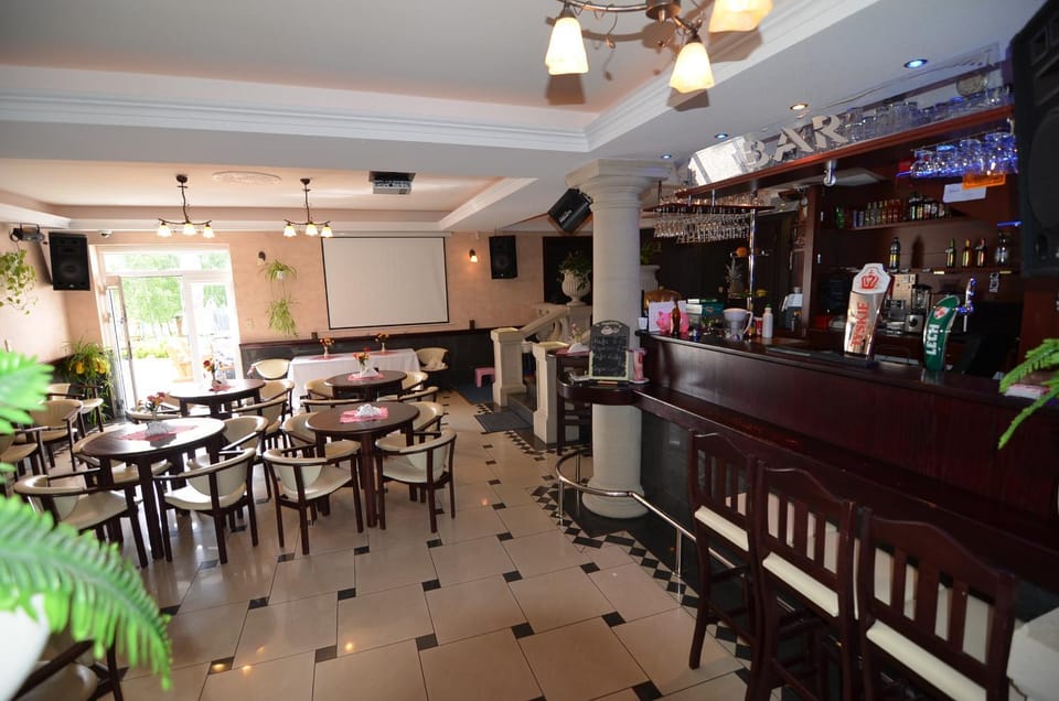 Restaurant/places to eat, Lounge or bar, Food and drinks, Banquet/Function facilities, Drinks