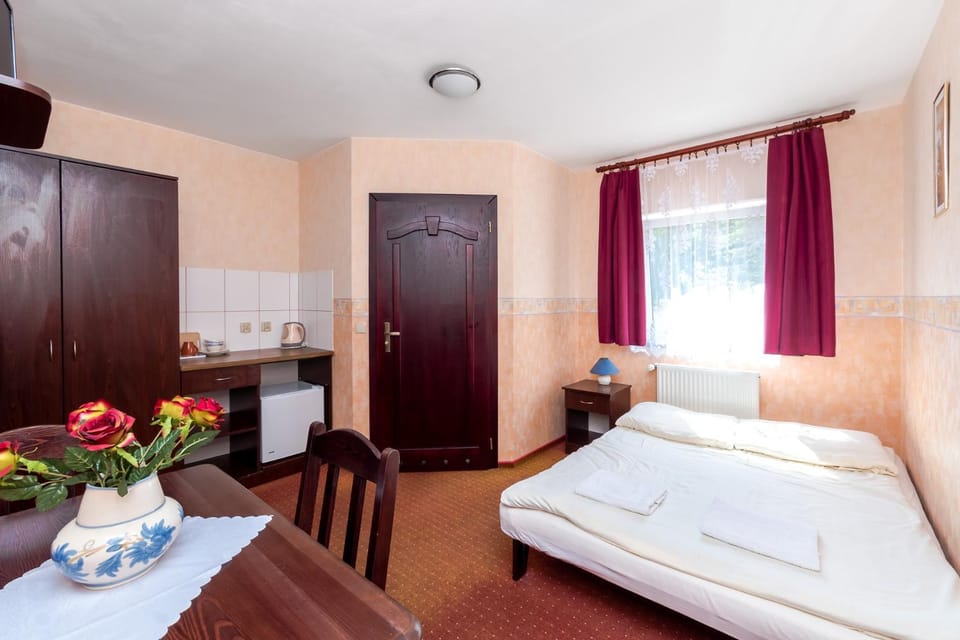 Bed, Photo of the whole room, wardrobe