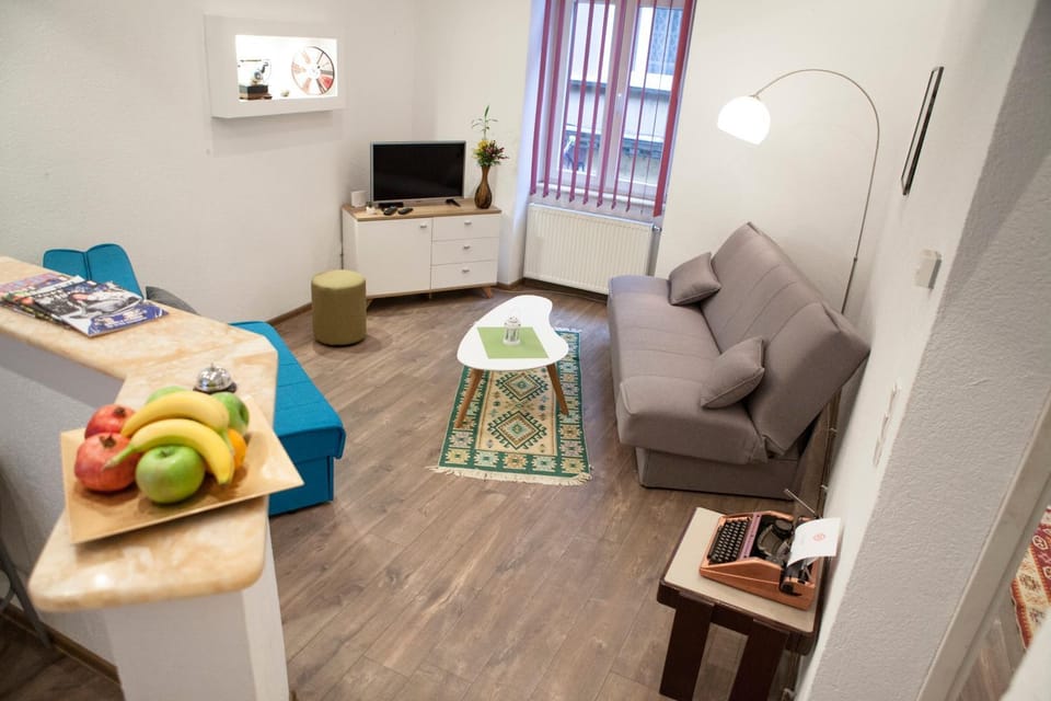 Bed, Day, Winter, TV and multimedia, Living room, Food and drinks, Food and drinks, Photo of the whole room, Decorative detail, Seating area, On site, Food, City view, City view, Street view, Street view, Drinks