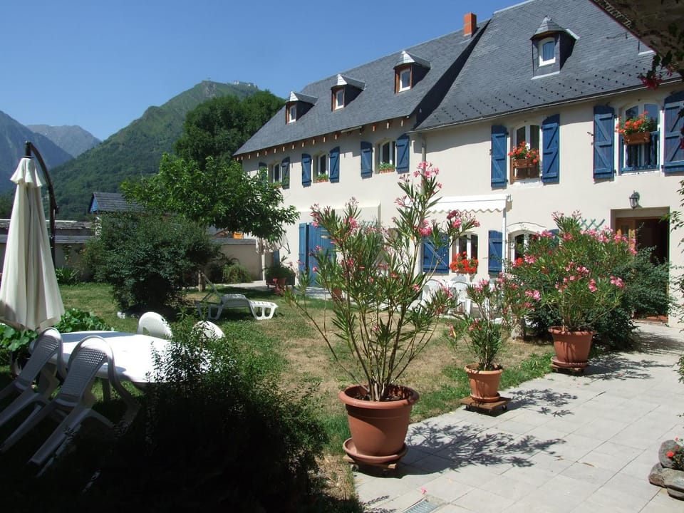 Property building, Day, Garden, Mountain view