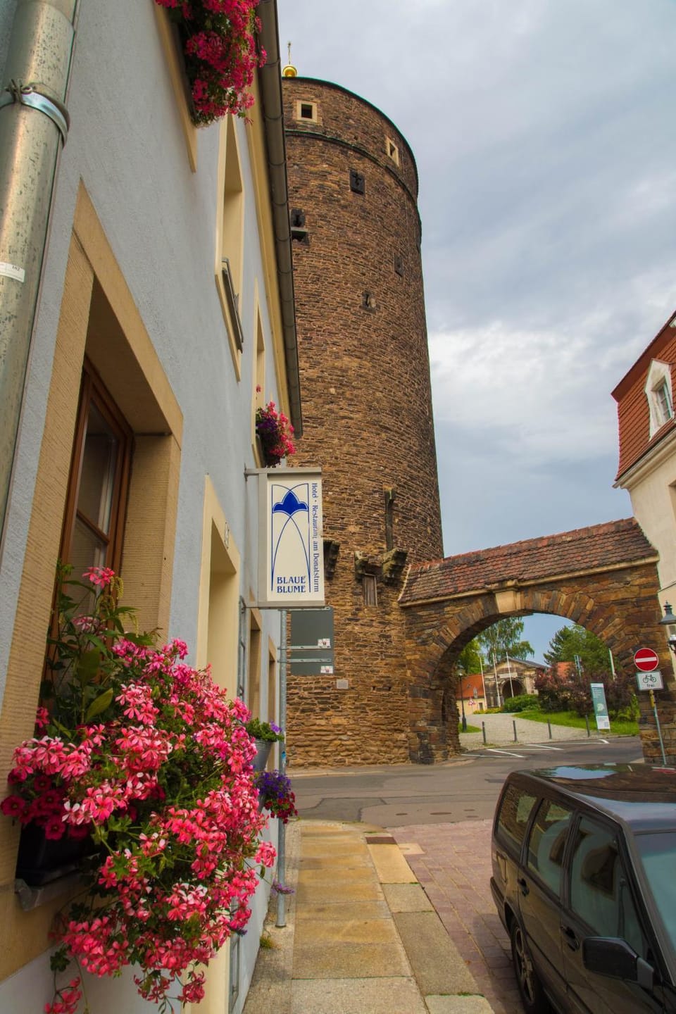 Nearby landmark, Facade/entrance