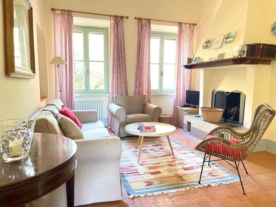 TV and multimedia, Living room, Seating area, fireplace