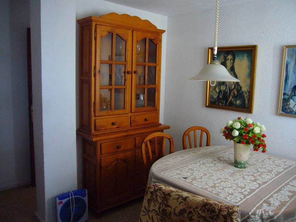 Photo of the whole room, Dining area