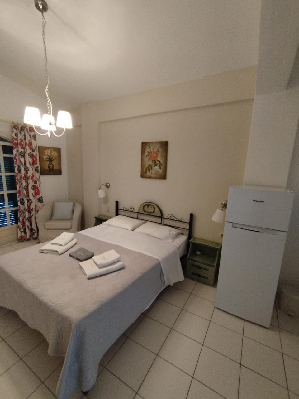Bed, Kitchen or kitchenette, oven, towels