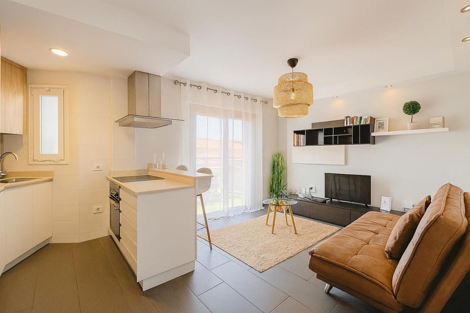 TV and multimedia, Kitchen or kitchenette, Living room, Dining area, oven, stove