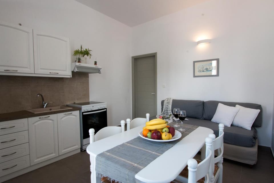 Kitchen or kitchenette, Seating area, Dining area