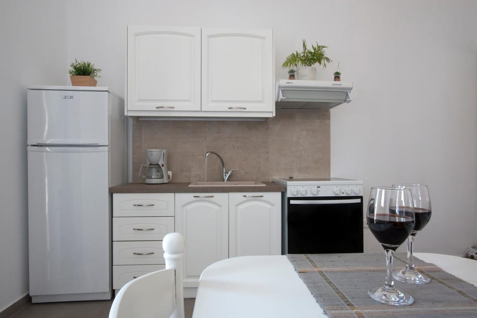 Coffee/tea facilities, Kitchen or kitchenette, Living room, Food and drinks, Seating area, Dining area