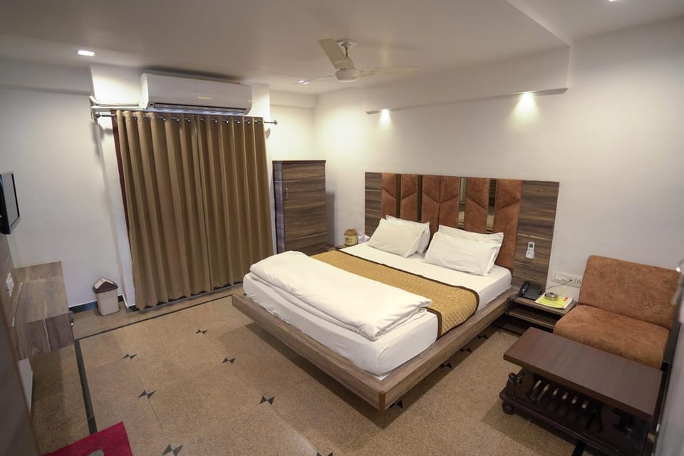 Photo of the whole room, Bedroom, air conditioner