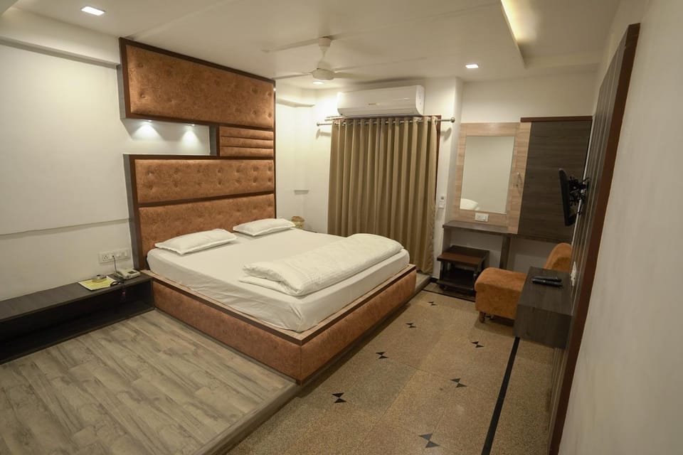 Bed, Photo of the whole room, wardrobe