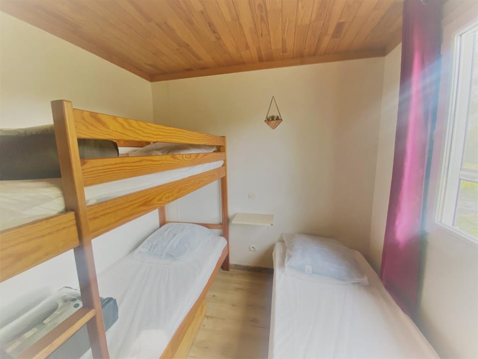 Bedroom, bunk bed