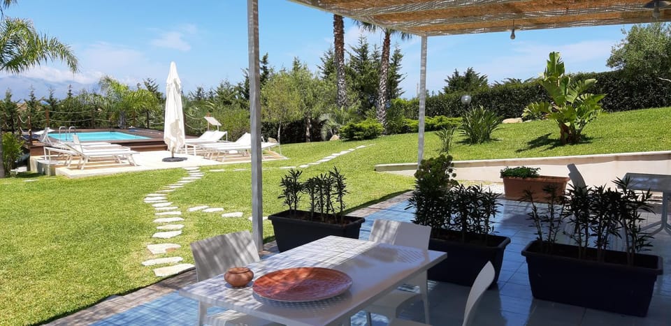 Day, Natural landscape, Garden, Dining area, Garden view