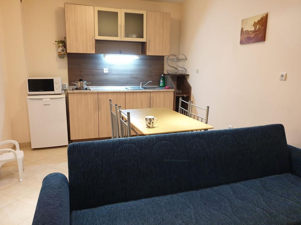 Kitchen or kitchenette, Food and drinks, Dining area