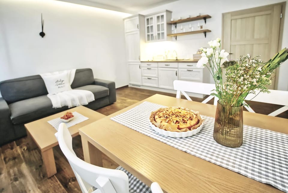 Kitchen or kitchenette, Living room, Seating area, Dining area