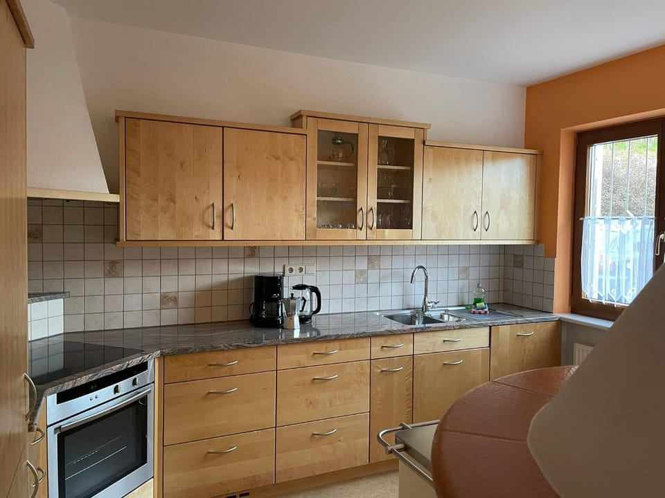 Coffee/tea facilities, Kitchen or kitchenette, dishwasher, oven