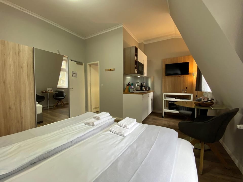 Bed, Bathroom, Coffee/tea facilities, Kitchen or kitchenette, Seating area, microwave, stove, toaster, towels, wardrobe, kitchen