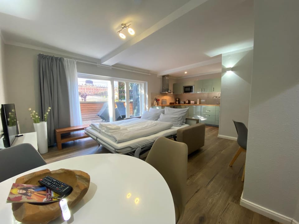 Coffee/tea facilities, Balcony/Terrace, Seating area, stove, toaster, towels, kitchen