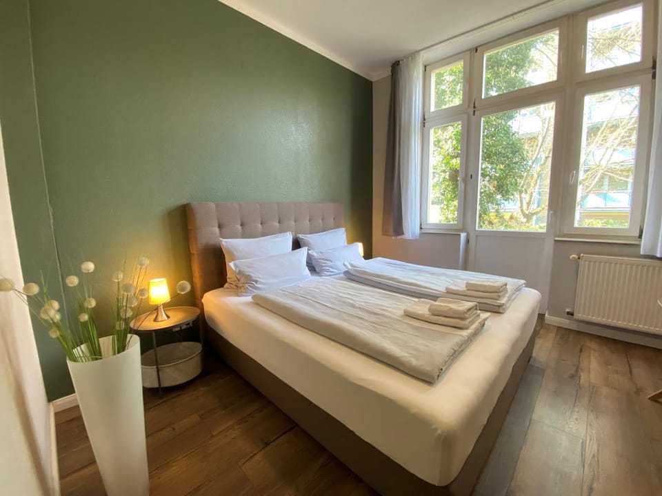 Bed, TV and multimedia, Seating area, Bedroom, towels