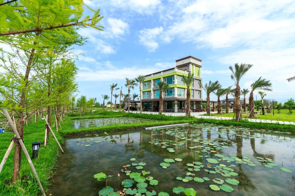 Property building, Facade/entrance, Off site, Neighbourhood, Natural landscape, Bird's eye view