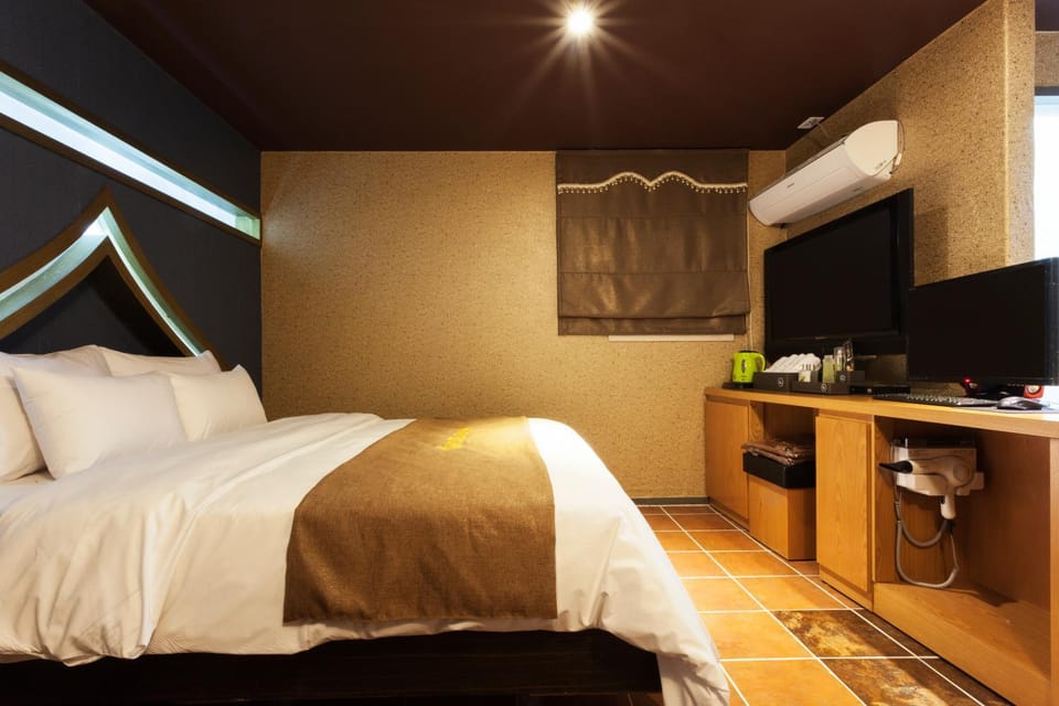 TV and multimedia, Bedroom, City view