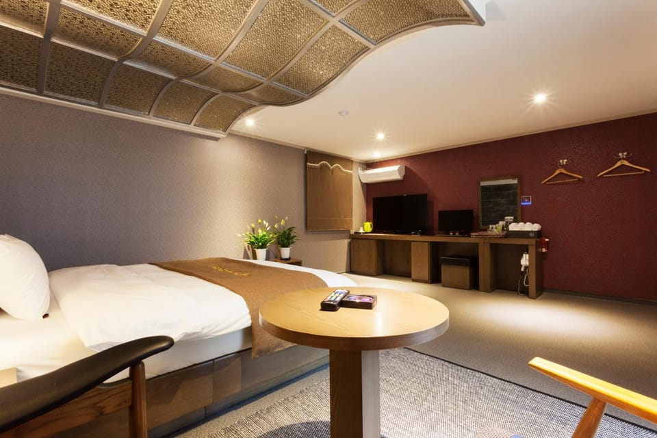 Bed, TV and multimedia, Bedroom, City view