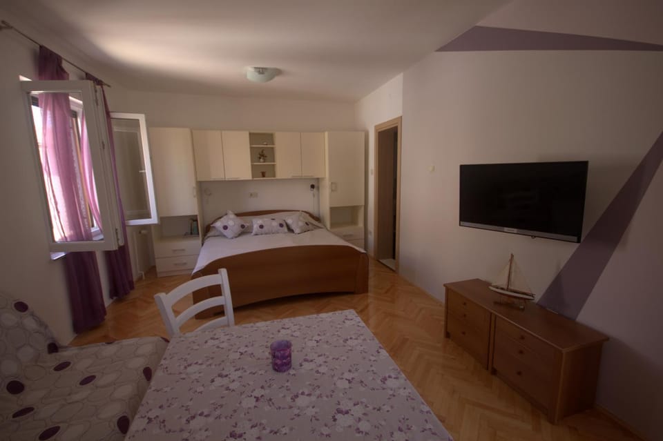Bed, Living room, Bedroom