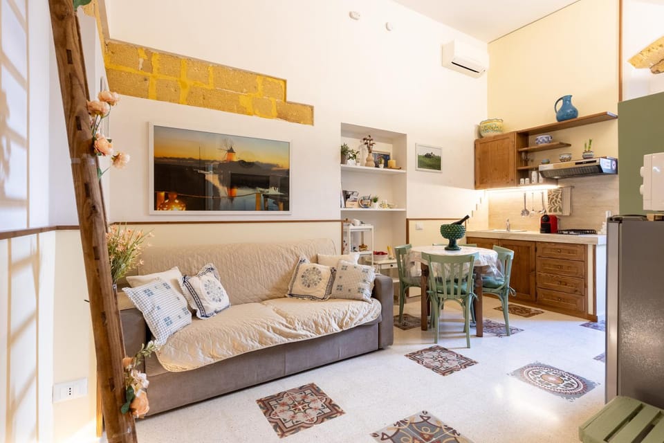 Kitchen or kitchenette, Living room, Seating area, Dining area, stove