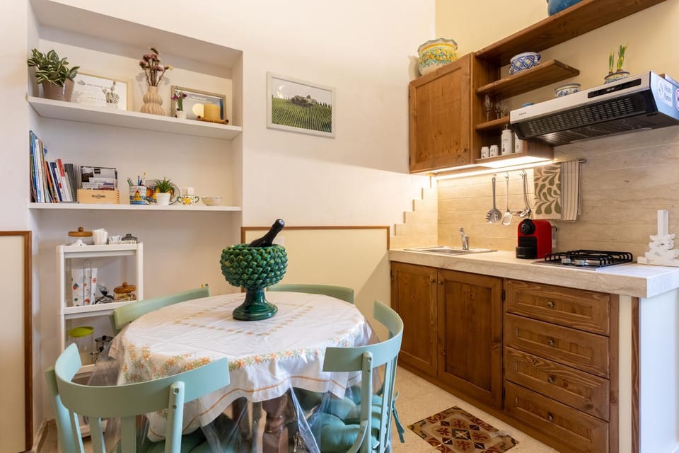Kitchen or kitchenette, Dining area, stove