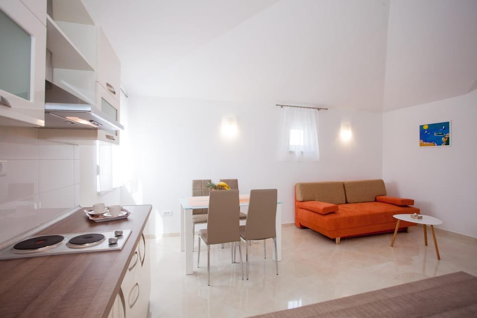 Kitchen or kitchenette, Seating area, Dining area
